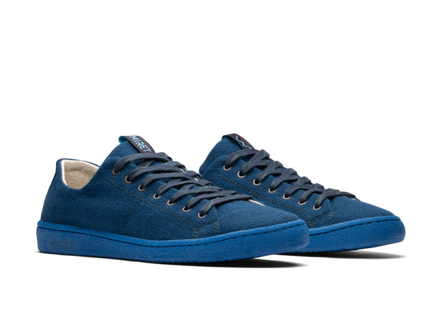 This low-top sneaker comes with a 100% wool upper and super-flexible natural rubber outsoles in the color blue. The combination of pure hemp lining and wool-covered cork insoles ensures a fresh and healthy environment for your feet all day long.