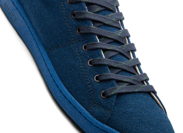 This low-top sneaker comes with a 100% wool upper and super-flexible natural rubber outsoles in the color blue. The combination of pure hemp lining and wool-covered cork insoles ensures a fresh and healthy environment for your feet all day long.