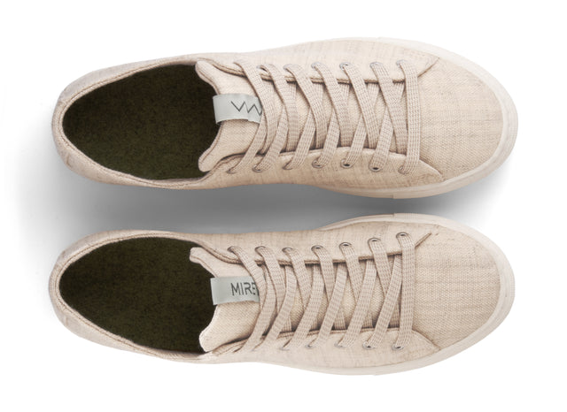 This low-top sneaker comes with white natural rubber outsoles and 100% wool upper in the color beige. The pure hemp lining, together with wool-covered cork insoles, ensures a fresh and healthy environment for your feet all day long.