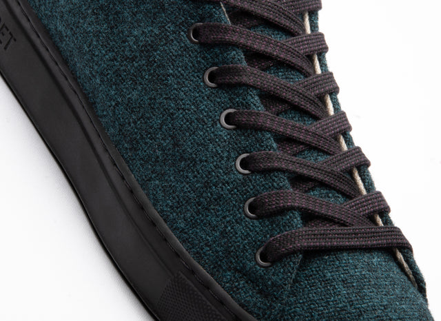 This low-top sneaker comes with black natural rubber outsoles and 100% wool upper. The pure hemp lining, together with wool-covered cork insoles, ensures a fresh and healthy environment for your feet all day long.