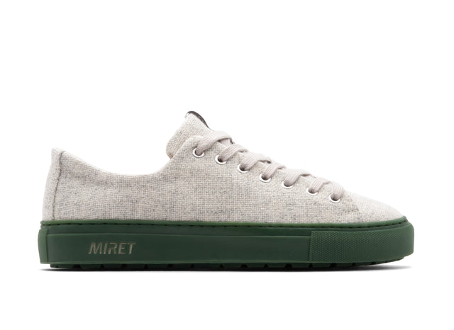 Low-top natural sneakers for winter in the color white. Made from 100% thermoregulating and water-repellent wool with pure hemp lining, wool-covered cork insoles and rubber outsoles with deeper grooves for improved grip. OEKO-TEX certified sneakers manufactured in the EU.