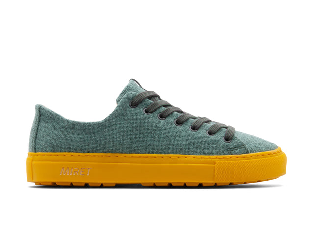 Low-top natural sneakers for winter in the color green. Made from 100% thermoregulating and water-repellent wool with pure hemp lining, wool-covered cork insoles and natural rubber outsoles with deeper grooves for improved grip. OEKO-TEX certified sneakers manufactured in the EU.